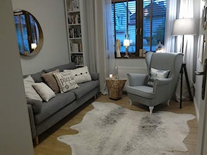pokój gościnny - Mały biały salon, styl skandynawski - zdjęcie od NMagdalena