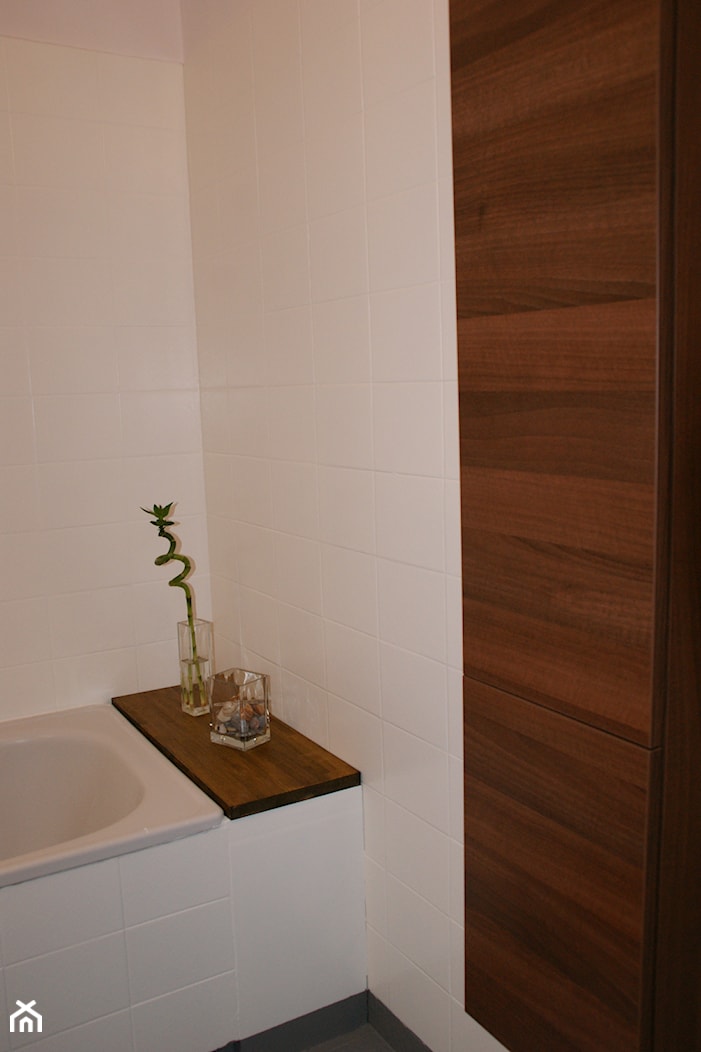 łazienka z zamontowanymi meblami - zdjęcie od Dziecinnieproste - Homebook