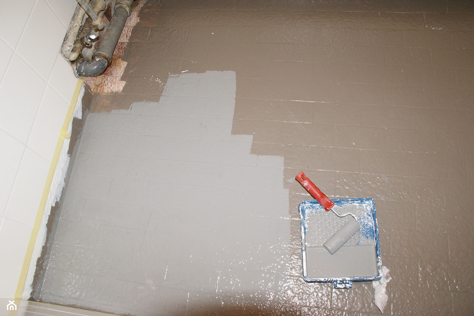 nakładanie 1 warstwy farby renowacyjnej do płytek podłogowych - zdjęcie od Dziecinnieproste - Homebook
