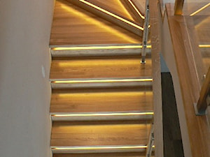 Schody na beton Klockowe/dywanowe z podświetleniem LED - zdjęcie od DREWDAR
