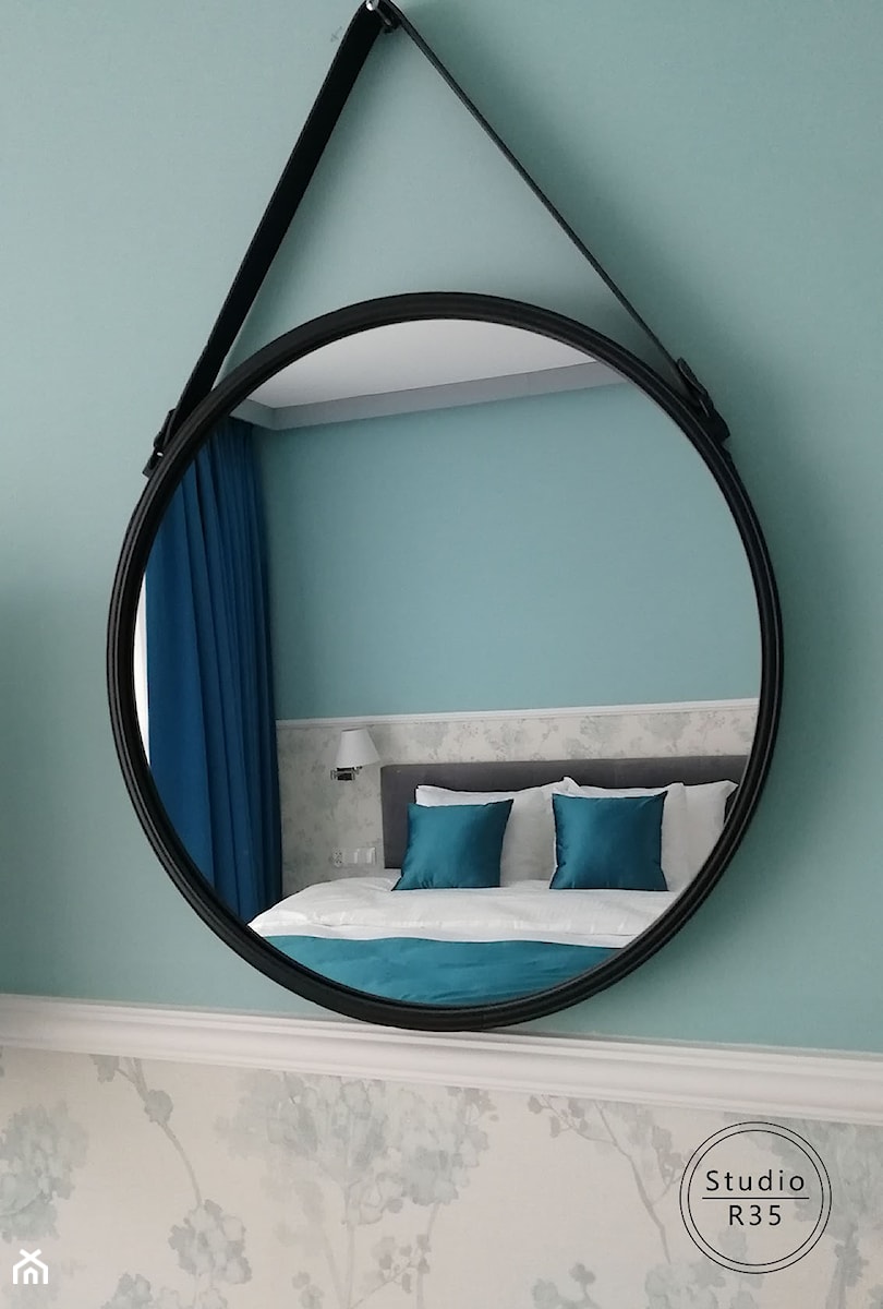 Apartament 01 - Mała niebieska szara sypialnia, styl nowoczesny - zdjęcie od Studio R35