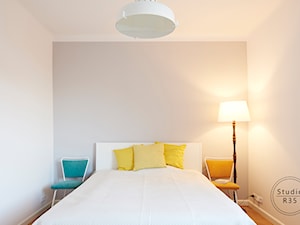Mokotów w pepitkę - Mała biała sypialnia, styl minimalistyczny - zdjęcie od Studio R35