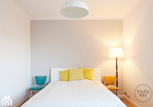 Mokotów w pepitkę - Mała biała sypialnia, styl minimalistyczny - zdjęcie od Studio R35