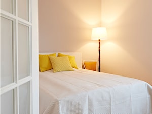 Mokotów w pepitkę - Mała beżowa sypialnia, styl vintage - zdjęcie od Studio R35