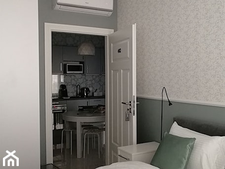 Aranżacje wnętrz - Sypialnia: Apartament 01 - Mała szara sypialnia, styl tradycyjny - Studio R35. Przeglądaj, dodawaj i zapisuj najlepsze zdjęcia, pomysły i inspiracje designerskie. W bazie mamy już prawie milion fotografii!