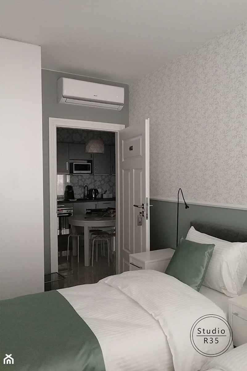 Apartament 01 - Mała szara sypialnia, styl tradycyjny - zdjęcie od Studio R35