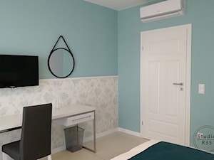Apartament 01 - Mała niebieska szara z biurkiem sypialnia, styl nowoczesny - zdjęcie od Studio R35