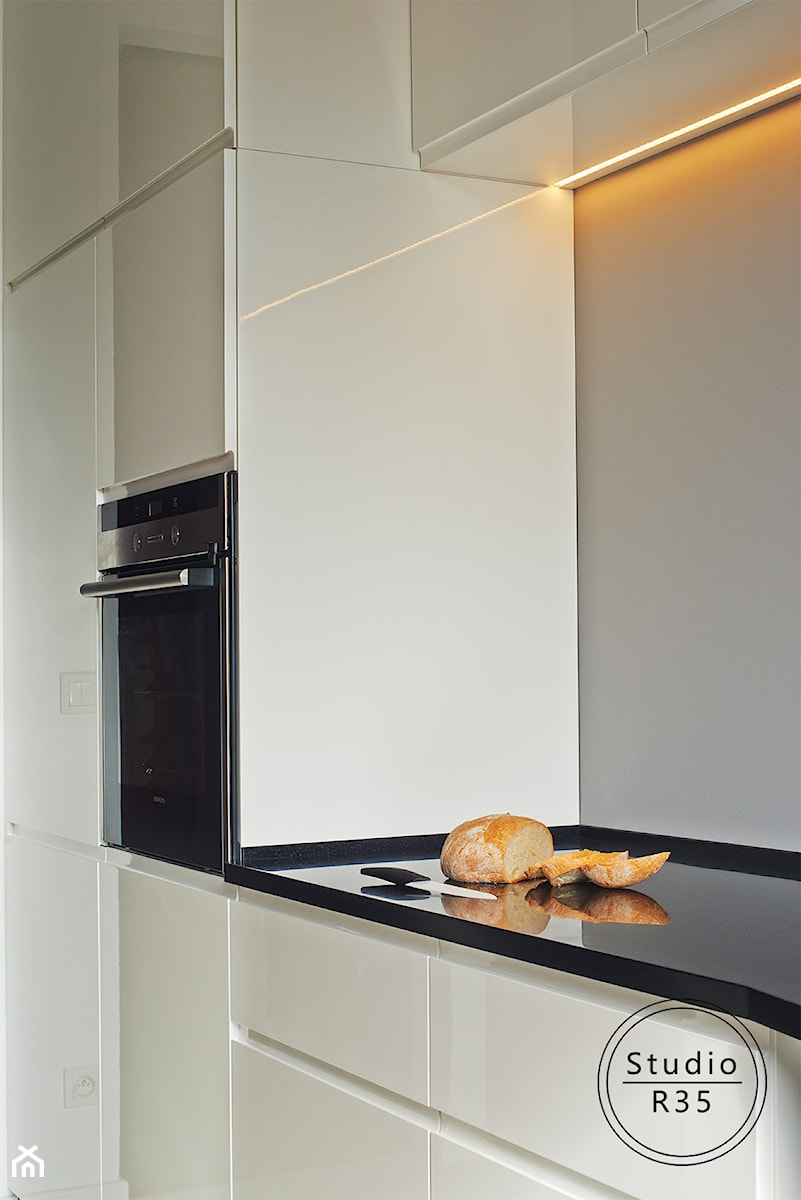 Grochów z fuksją - Kuchnia, styl minimalistyczny - zdjęcie od Studio R35