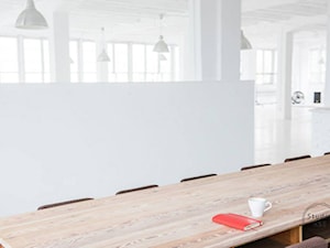 Studio fotograficzne Jasna Sprawa - Duża biała jadalnia jako osobne pomieszczenie, styl industrialny - zdjęcie od Studio R35