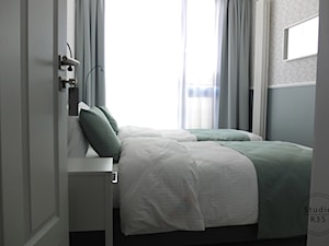 Apartament 01 - Mała szara sypialnia, styl nowoczesny - zdjęcie od Studio R35