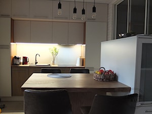 Sielce - Średnia otwarta z salonem biała z zabudowaną lodówką z nablatowym zlewozmywakiem kuchnia jednorzędowa z oknem, styl nowoczesny - zdjęcie od Studio R35