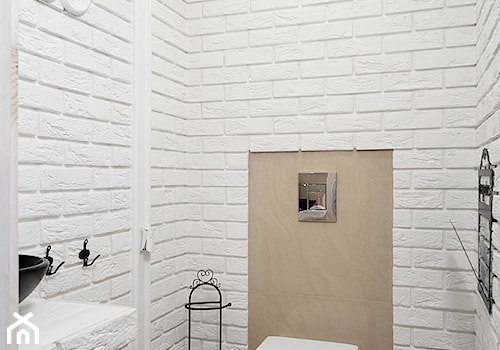 Rozbudowa domu - scandinavian natural glamour - Mała na poddaszu bez okna łazienka, styl skandynawski - zdjęcie od Ashulka
