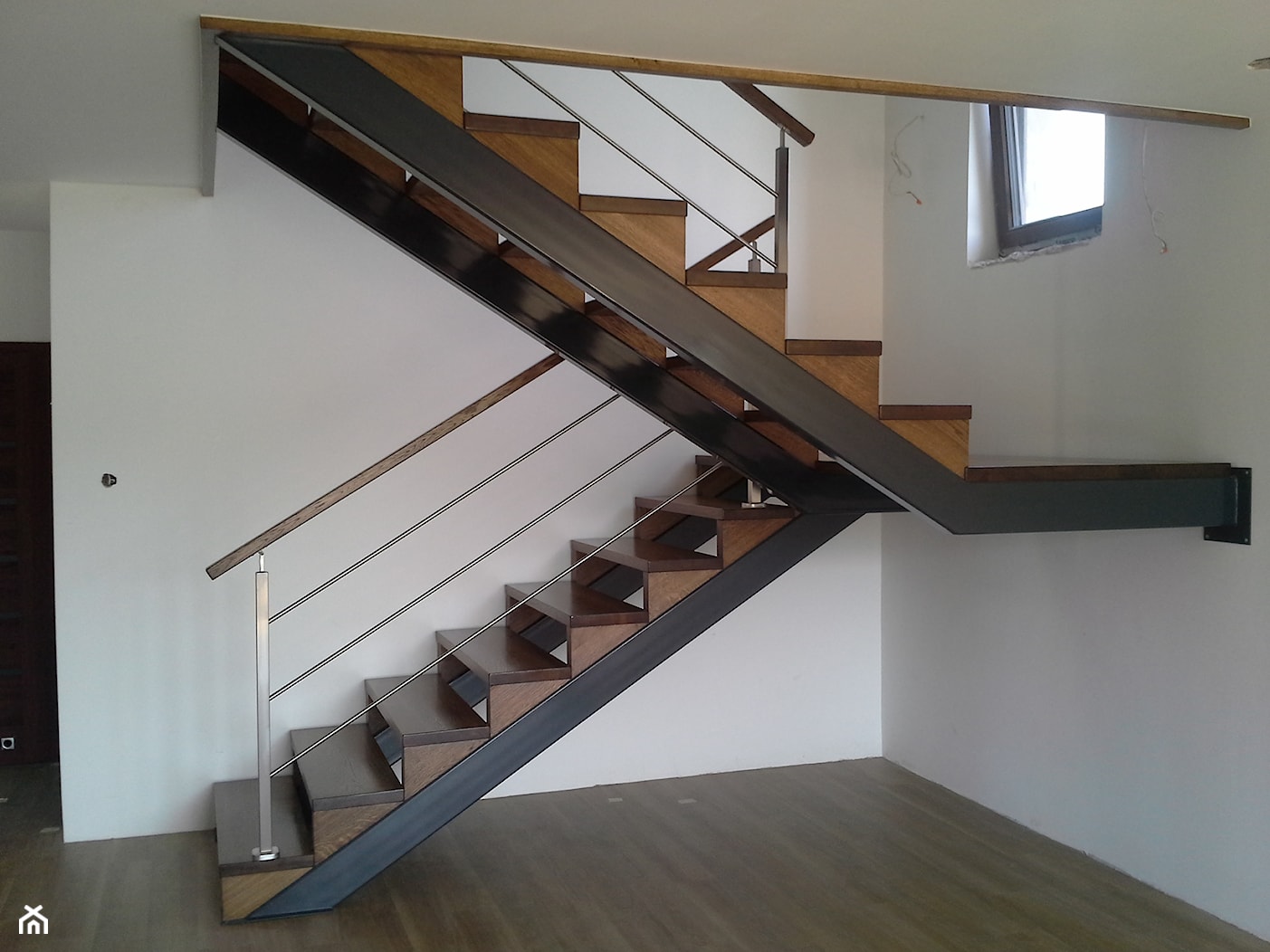 schody na konstrukcji stalowej - Schody dwubiegowe drewniane metalowe, styl nowoczesny - zdjęcie od Kambium-Schody - Homebook