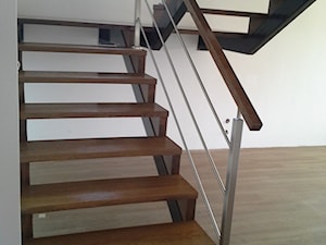 schody na konstrukcji stalowej - Schody dwubiegowe drewniane metalowe, styl nowoczesny - zdjęcie od Kambium-Schody