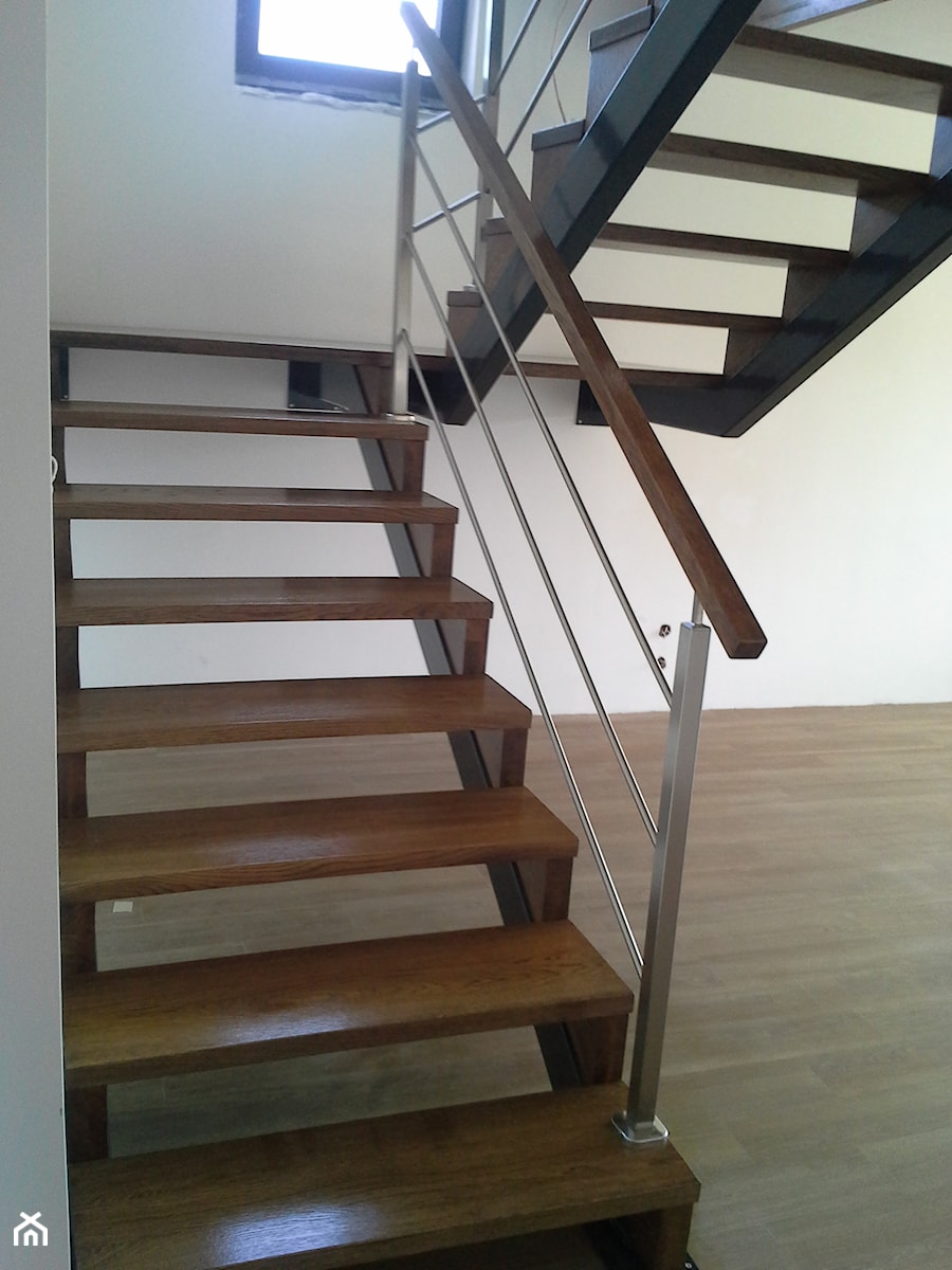 schody na konstrukcji stalowej - Schody dwubiegowe drewniane metalowe, styl nowoczesny - zdjęcie od Kambium-Schody