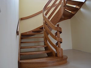schody gięte - Schody, styl tradycyjny - zdjęcie od Kambium-Schody