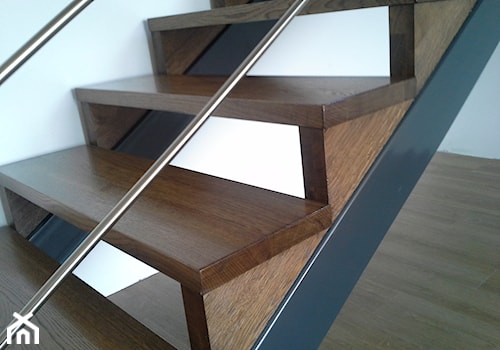 schody na konstrukcji stalowej - Schody jednobiegowe drewniane, styl nowoczesny - zdjęcie od Kambium-Schody