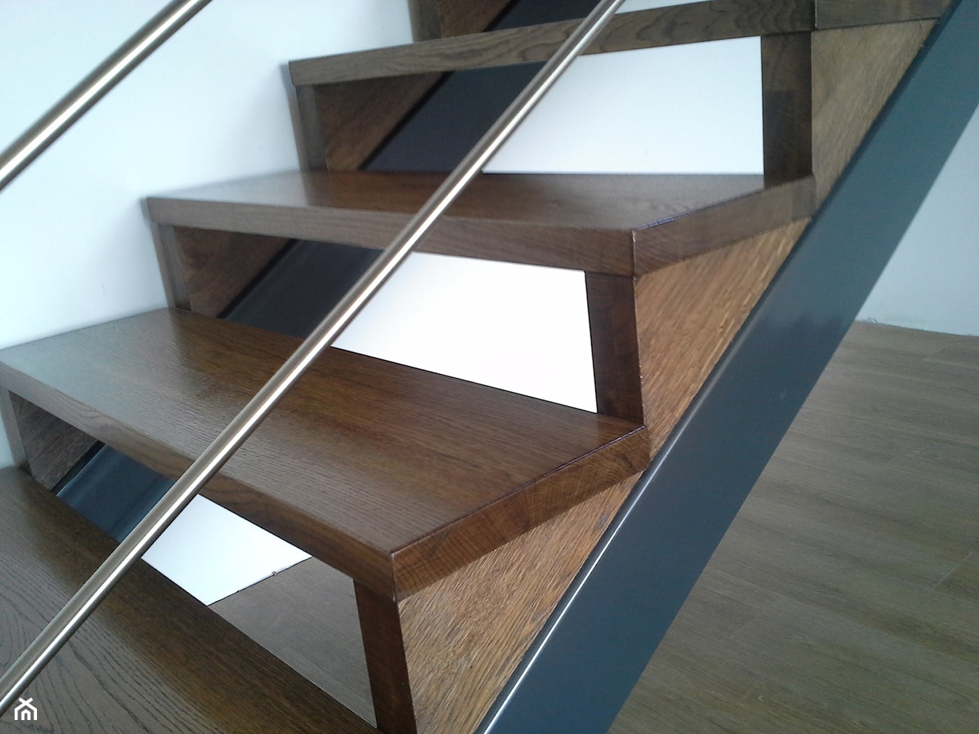 schody na konstrukcji stalowej - Schody jednobiegowe drewniane, styl nowoczesny - zdjęcie od Kambium-Schody - Homebook