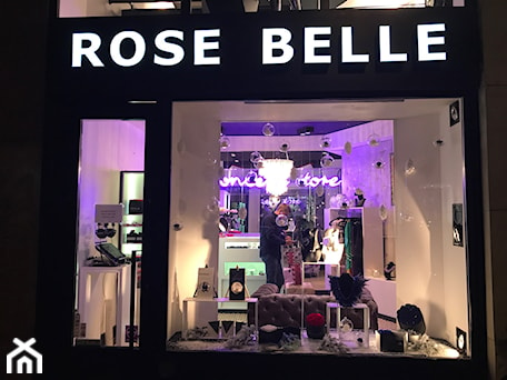 Aranżacje wnętrz - Wnętrza publiczne: Butik RoseBelle - RoseBelle. Przeglądaj, dodawaj i zapisuj najlepsze zdjęcia, pomysły i inspiracje designerskie. W bazie mamy już prawie milion fotografii!