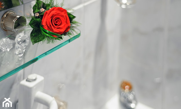 czerwona róża w łazience