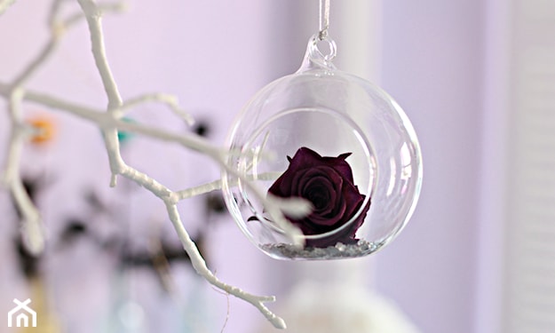 szklana bombka z różą