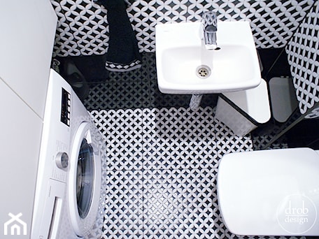 Aranżacje wnętrz - Łazienka: Czarno-biała toaleta - Drob Design. Przeglądaj, dodawaj i zapisuj najlepsze zdjęcia, pomysły i inspiracje designerskie. W bazie mamy już prawie milion fotografii!