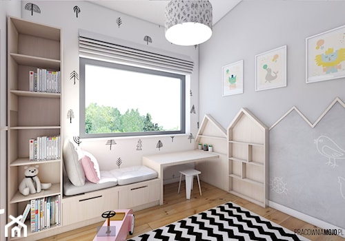 Wnętrza domu w Łodygowicach - Mały biały szary pokój dziecka dla dziecka dla dziewczynki, styl skandynawski - zdjęcie od MOJO pracownia projektowa