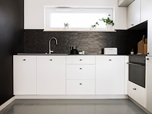 Patio House - Mała otwarta z salonem biała czarna z zabudowaną lodówką z podblatowym zlewozmywakiem kuchnia w kształcie litery l, styl skandynawski - zdjęcie od na-antresoli