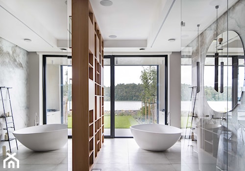 Mikołajki - Średnia z lustrem łazienka z oknem, styl nowoczesny - zdjęcie od na-antresoli
