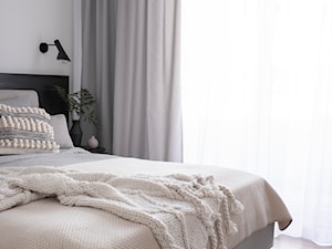 Giserska - Średnia biała sypialnia, styl nowoczesny - zdjęcie od na-antresoli