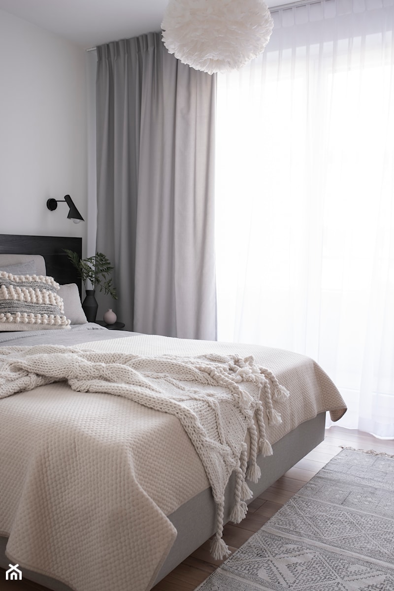 Giserska - Średnia biała sypialnia, styl nowoczesny - zdjęcie od na-antresoli