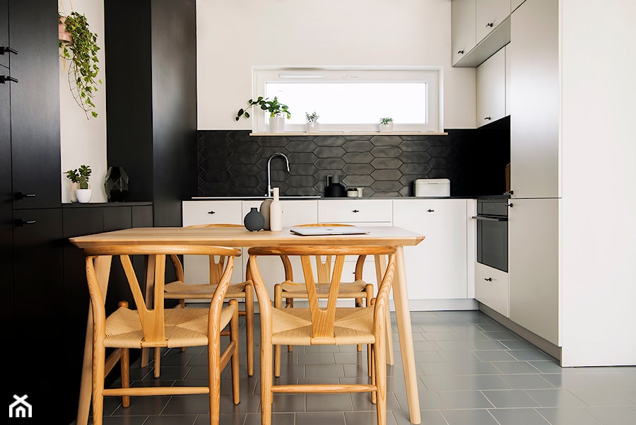 Patio House - Mała z salonem biała czarna z zabudowaną lodówką z podblatowym zlewozmywakiem kuchnia w kształcie litery l, styl skandynawski - zdjęcie od na-antresoli