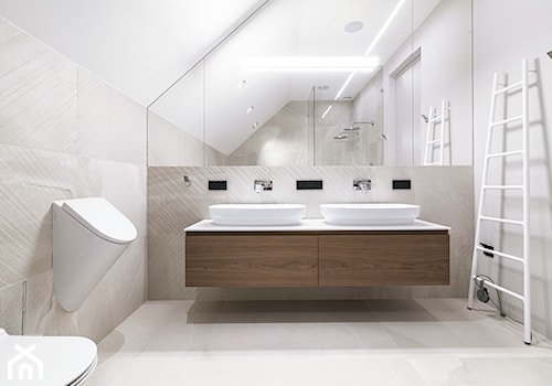 Mikołajki - Średnia na poddaszu bez okna z dwoma umywalkami z punktowym oświetleniem łazienka, styl nowoczesny - zdjęcie od na-antresoli