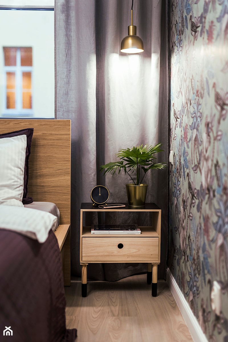 Hercena - Mała szara sypialnia, styl nowoczesny - zdjęcie od na-antresoli
