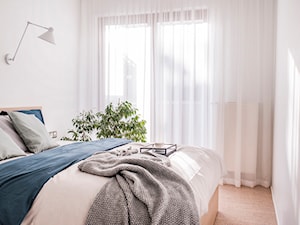 Centauris - Średnia biała sypialnia z balkonem / tarasem, styl nowoczesny - zdjęcie od na-antresoli