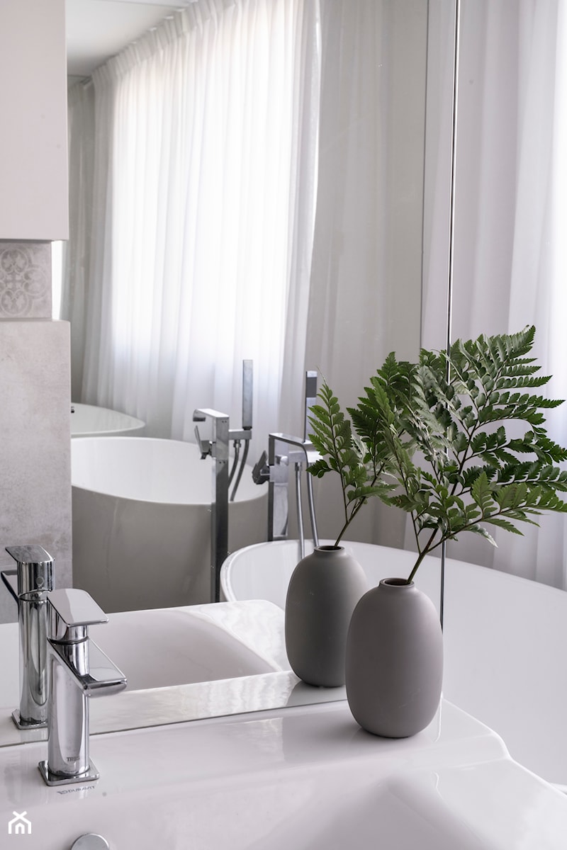 Giserska - Mała z lustrem łazienka z oknem, styl nowoczesny - zdjęcie od na-antresoli