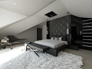 Dom jednorodzinny - Duża biała czarna szara sypialnia na poddaszu, styl nowoczesny - zdjęcie od Art&Design Kinga Śliwa