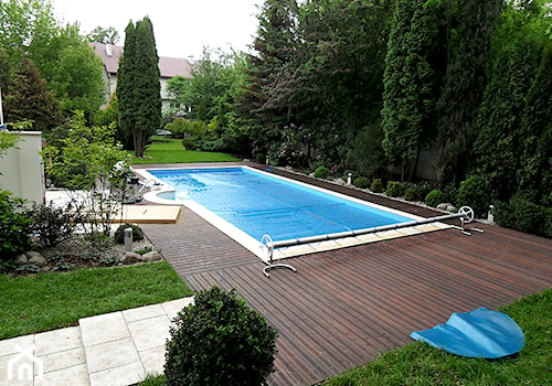 Taras drewniany wokół basenu w Warszawie - Duży ogród za domem z basenem - zdjęcie od PHU Bortnowski