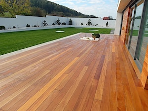 Elewacja i taras drewniany. Realizacja w Wałbrzychu - Duży taras z tyłu domu - zdjęcie od PHU Bortnowski