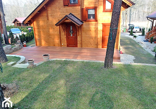 Taras drewniany w Niesulicach - Średni z podłogą z desek taras z tyłu domu - zdjęcie od PHU Bortnowski