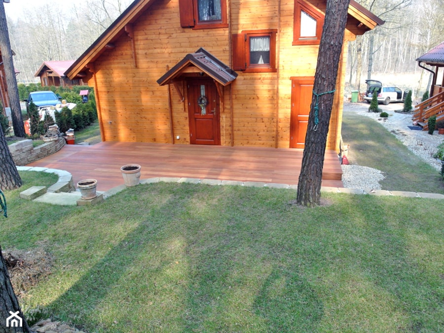 Taras drewniany w Niesulicach - Średni z podłogą z desek taras z tyłu domu - zdjęcie od PHU Bortnowski - Homebook