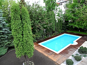 Taras drewniany wokół basenu w Warszawie - Średni ogród za domem z basenem - zdjęcie od PHU Bortnowski