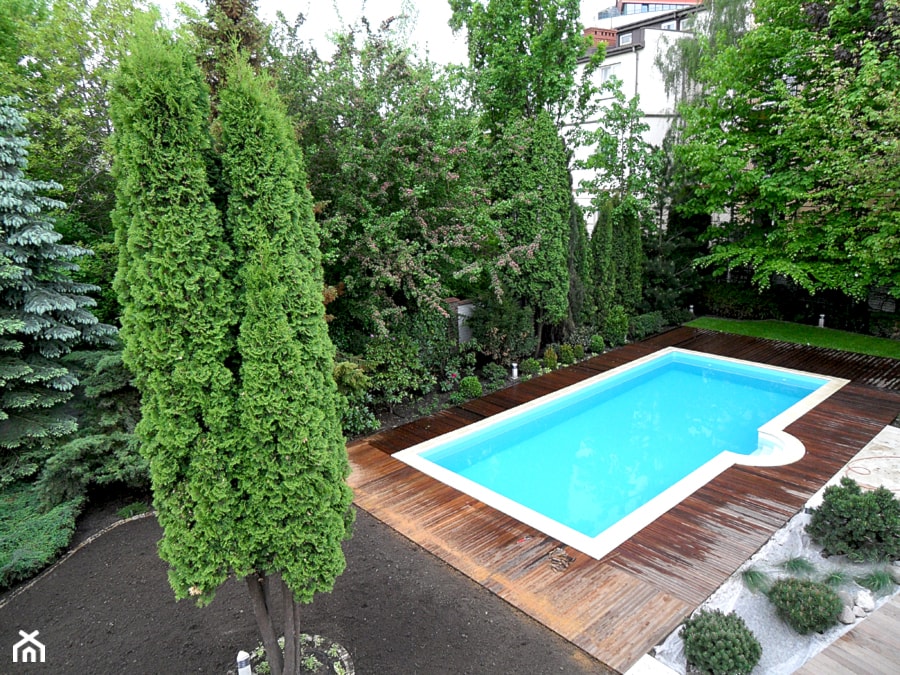 Taras drewniany wokół basenu w Warszawie - Średni ogród za domem z basenem - zdjęcie od PHU Bortnowski - Homebook