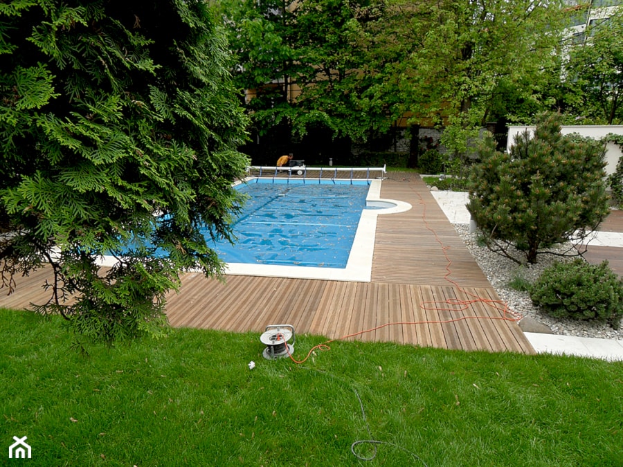 Taras drewniany wokół basenu w Warszawie - Średni ogród za domem z basenem - zdjęcie od PHU Bortnowski