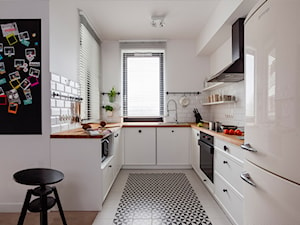 Średnia otwarta z salonem biała z zabudowaną lodówką z lodówką wolnostojącą kuchnia w kształcie litery u - zdjęcie od Loft Factory