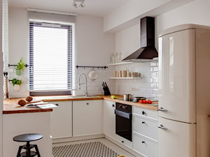 Mała otwarta biała z zabudowaną lodówką z lodówką wolnostojącą kuchnia w kształcie litery u - zdjęcie od Loft Factory