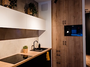 Kuchnia - Mała zamknięta beżowa biała kuchnia - zdjęcie od Maryla Fossen