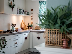 #mojeswieta - Średnia otwarta z salonem z kamiennym blatem biała z zabudowaną lodówką z nablatowym zlewozmywakiem kuchnia w kształcie litery l z oknem - zdjęcie od Maryla Fossen