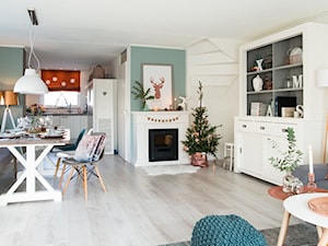 #choinka - Średni biały zielony salon z kuchnią z jadalnią z barkiem - zdjęcie od Maryla Fossen