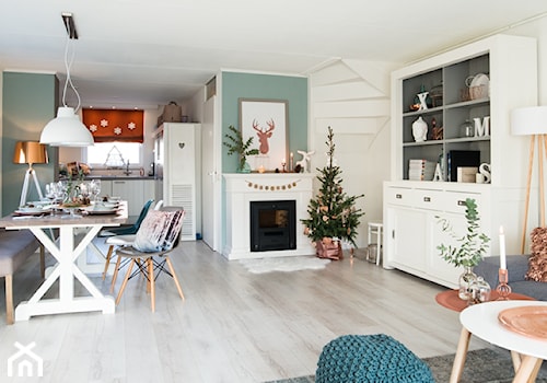 #choinka - Średni biały zielony salon z kuchnią z jadalnią z barkiem - zdjęcie od Maryla Fossen
